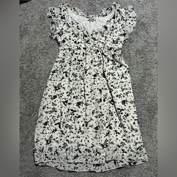 Converse Dresses & Skirts - Converse All Star Black & Cream Floral V-Neck Ruffle Dress Size XL
